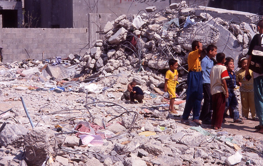 Kinder in Ruinen eines Hauses in Gaza
