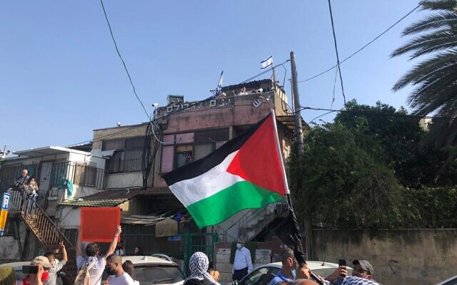 Bilderklärung: Palästinensische Demonstranten schwenken ihre Nationalflagge bei einem Protest gegen die Vertreibung einiger Palästinenser aus Sheikh Jarrah in Ostjerusalem am Freitag, 16. April 2021 (Aaron Boxerman/The Times of Israel)