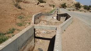 Das staatliche israelische Wasserversorgungsunternehmen Mekorot übt seit 1962 die Kontrolle über die Wasserinfrastruktur des Westjordanlandes aus und betreibt tiefe Brunnenbohrungen. Dadurch sinkt der Grundwasserspiegel in der Umgebung großflächig ab und führt dazu, dass historische Kanäle austrocknen. Bild (FW 2018): Eine ausgetrocknete Bewässerungsleitung aus den Judäischen Bergen, die ehemals palästinensische Felder im Jordantal versorgt hat.
